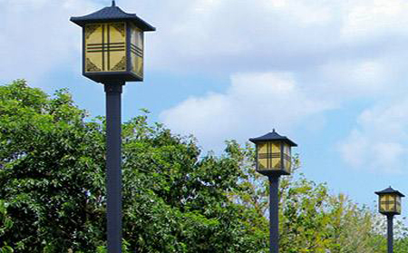太阳能金塔庭院灯怎么选亮度与续航更耐用
